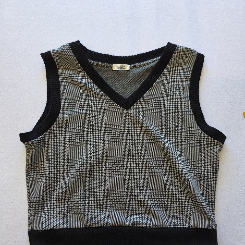 Black and Gray Plaid Sleeveless Sweater Vest